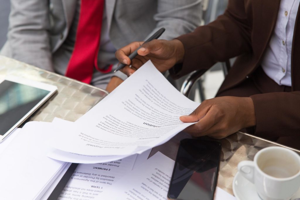 businessman consulting legal expert copia